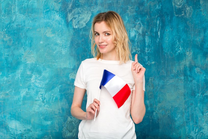 Mädchen mit französischer Flagge in der Hand