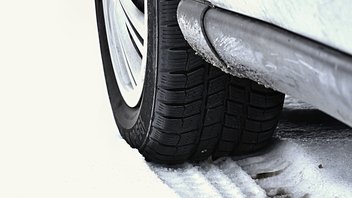 Reifen auf verschneiter Straße
