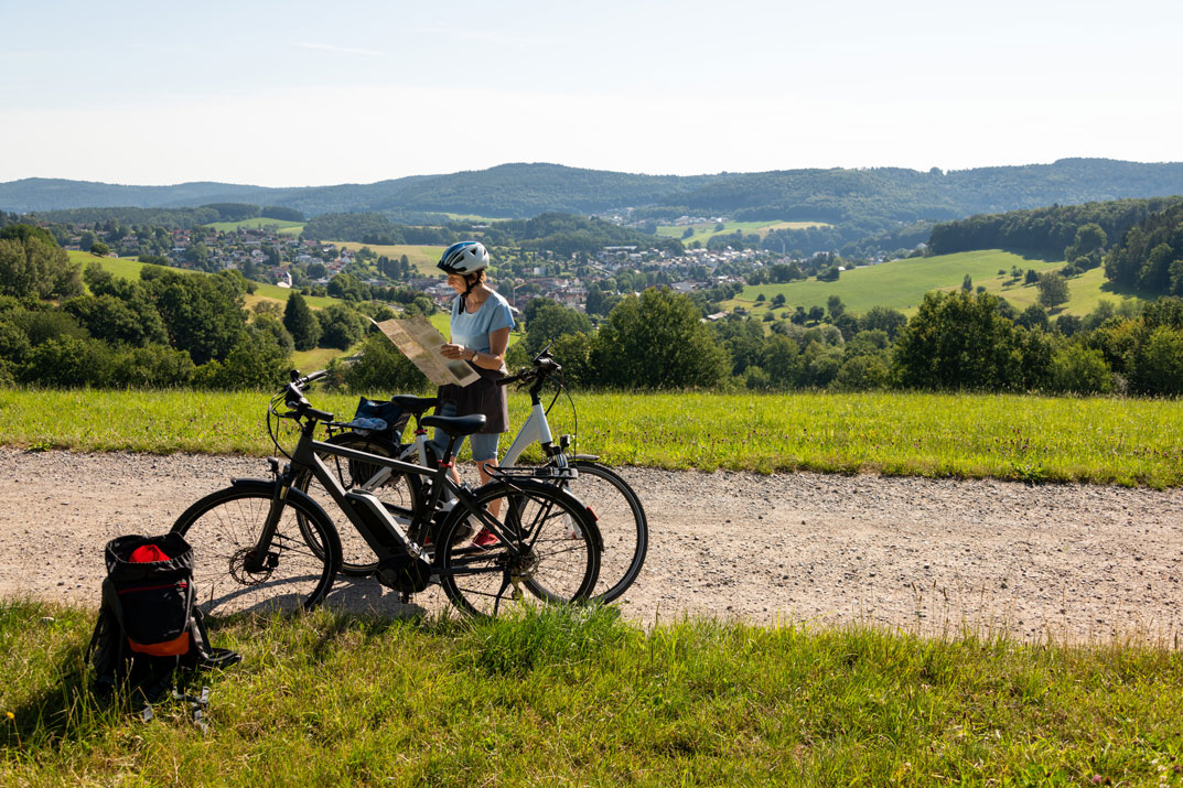 Deux cyclistes dans la campagne d'Allemagne pendant un voyage à vélo