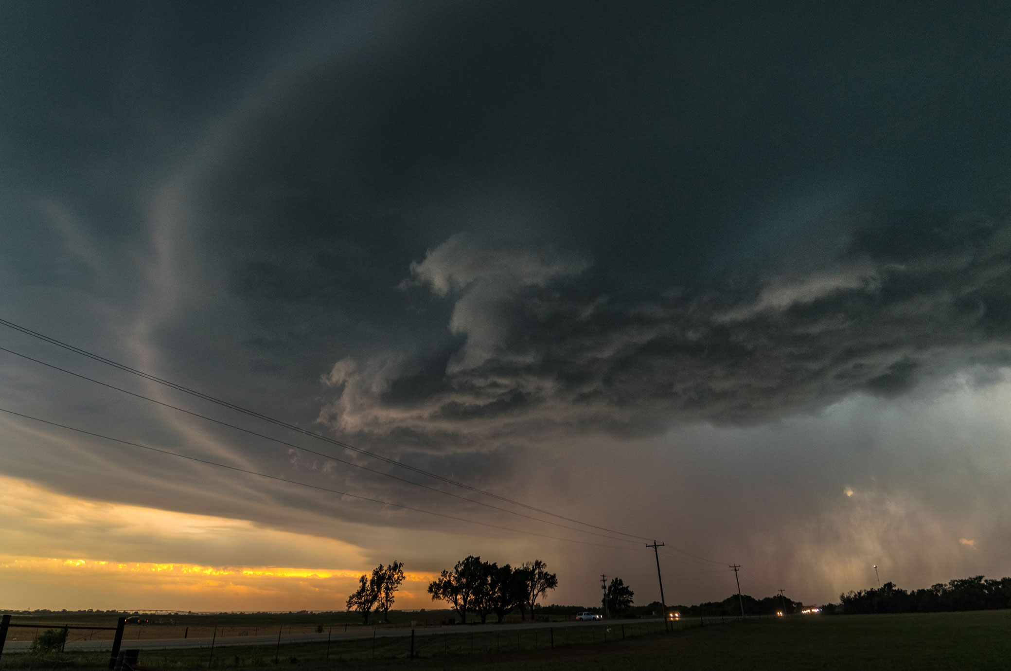 Un ciel très menaçant au-dessus de la campagne, avis de tempête et d'une prochaine catastrophe naturelle.