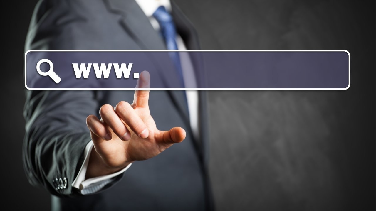 Mann tippt auf eine Suchleiste mit der Eingabe ‚www.‘