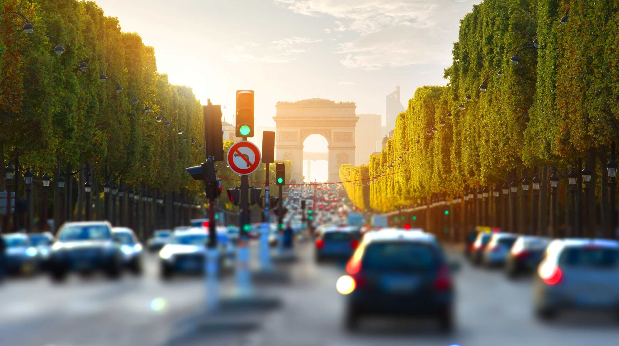 Autoverkehr auf den Champs-Elysées in Paris.