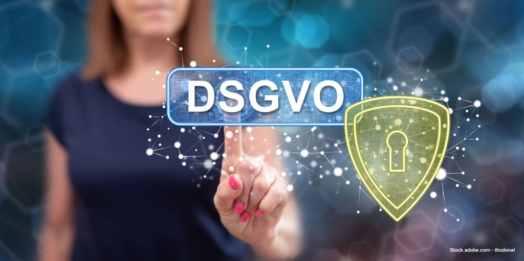 Finger einer Frau zeigt auf ‚DSGVO‘, ergänzt durch ein Schloss als Zeichen für Datenschutz.