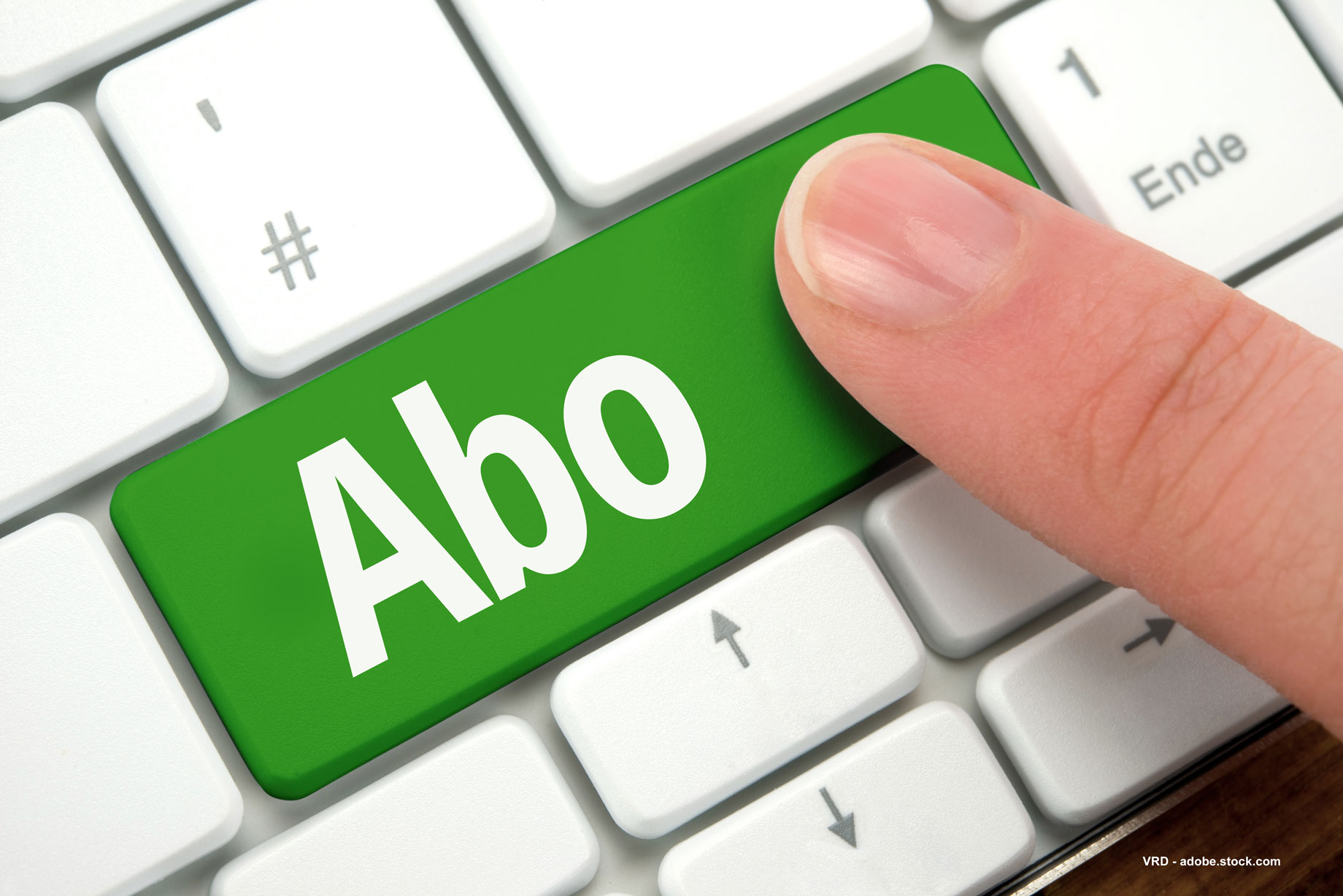 Un doigt clique sur la touche d'un clavier sur lequel il est écrit 