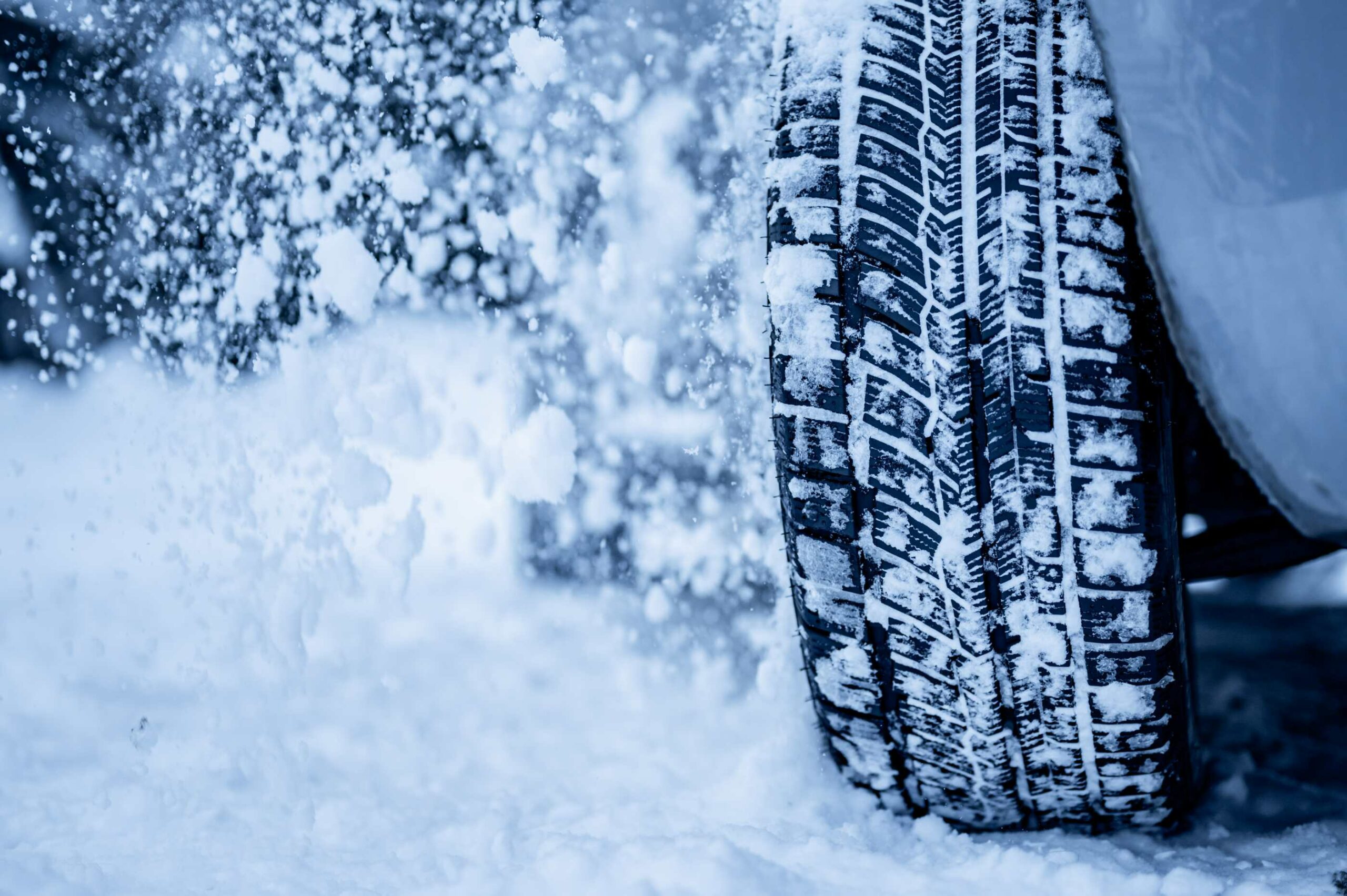 Nahaufnahme eines Autoreifens im Schnee