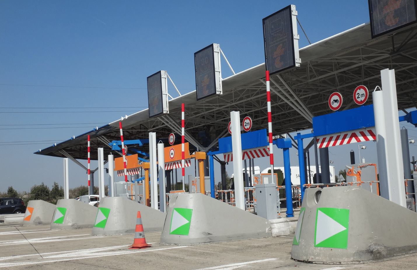 Foto der Schranken einer französischen Mautstation.