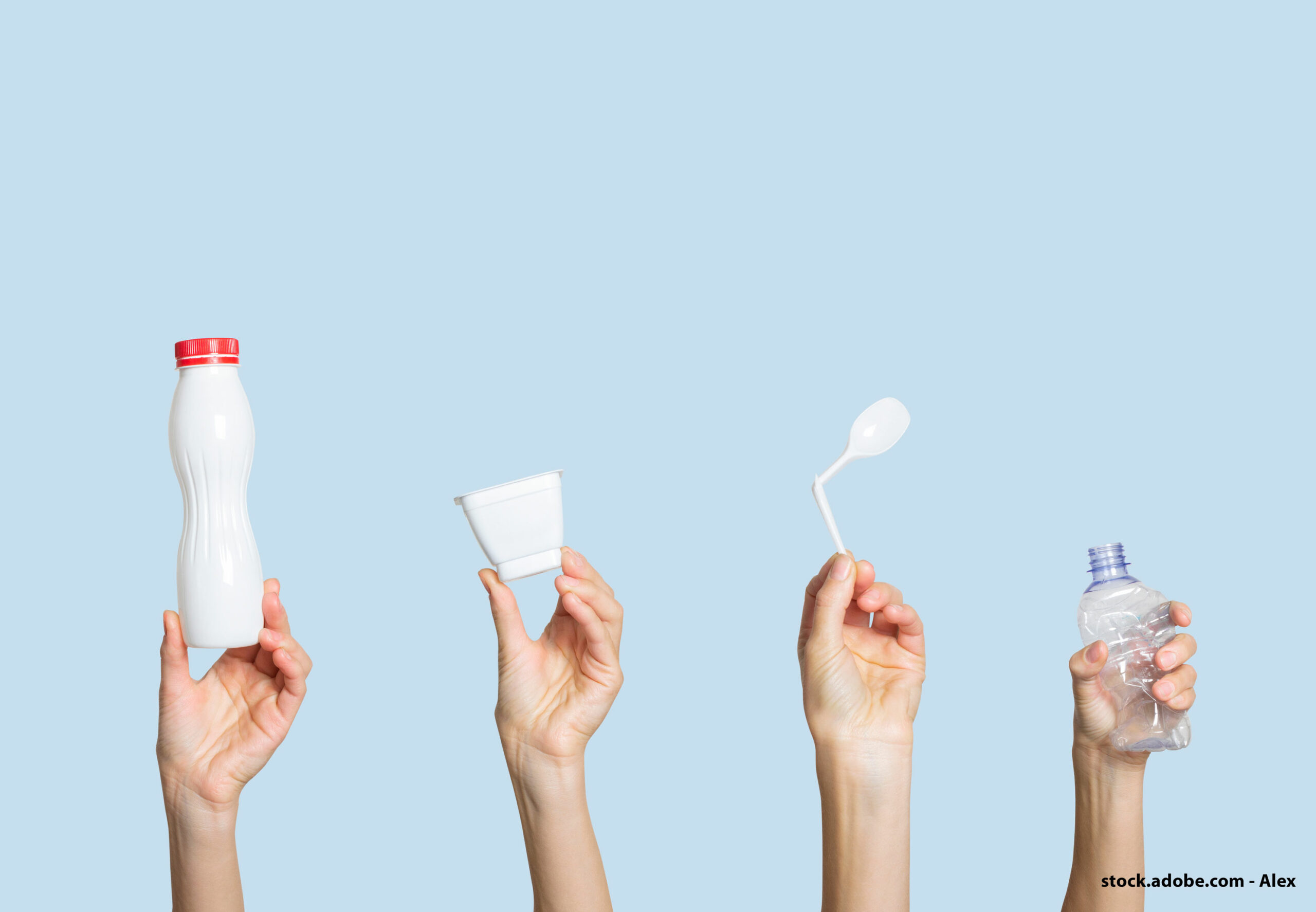 Vier Hände halten jeweils einen Gegenstand aus Einwegplastik hoch: eine Flasche, ein Joghurtbecher, ein Löffel und eine weitere Flasche.