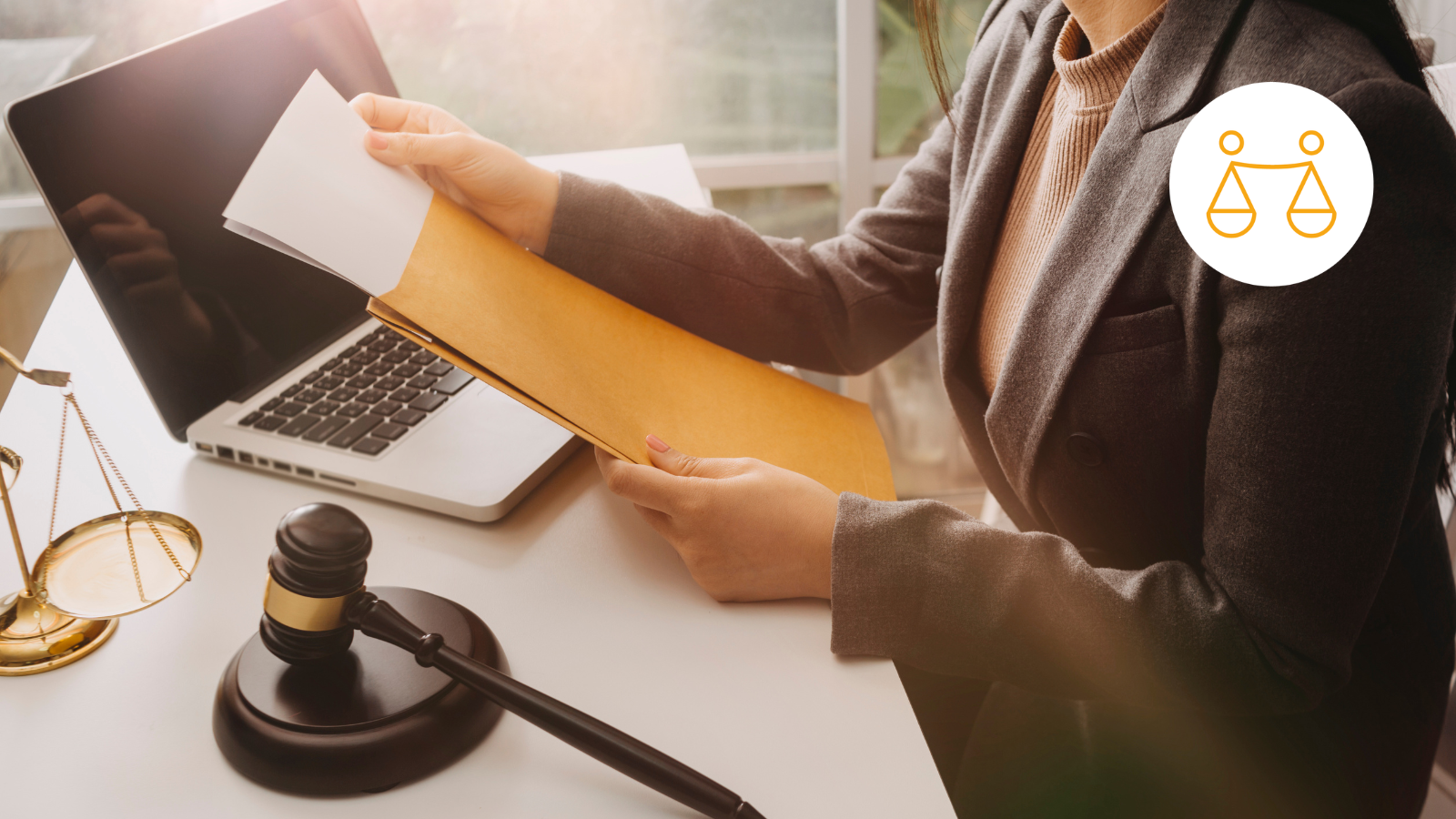 Illustration d'un huissier de justice avec une femme à son bureau sur lequel sont posés un marteau, une balance et un ordinateur