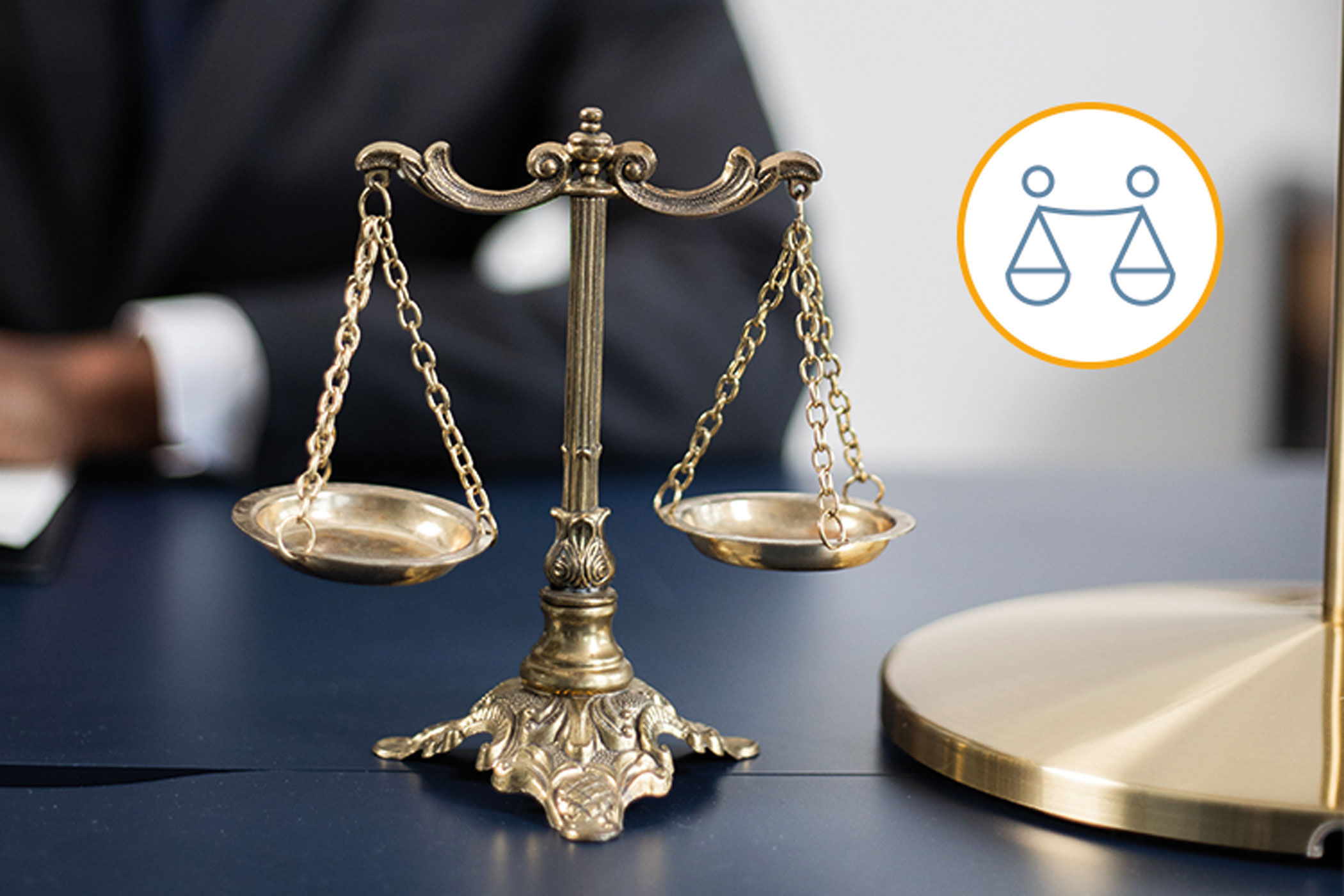 Une balance de la justice posée sur une table