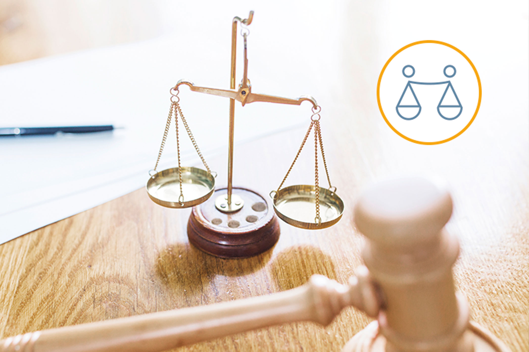 Une balance de la justice et un marteau sont posés sur une table