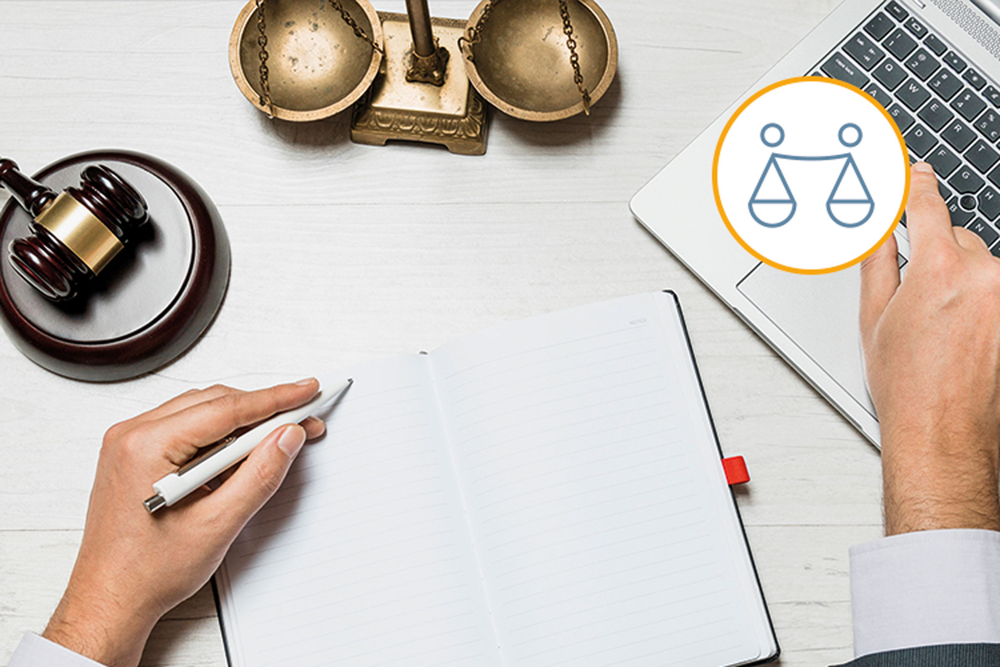 Une personne à un bureau avec une balance de la justice et un marteau de juge