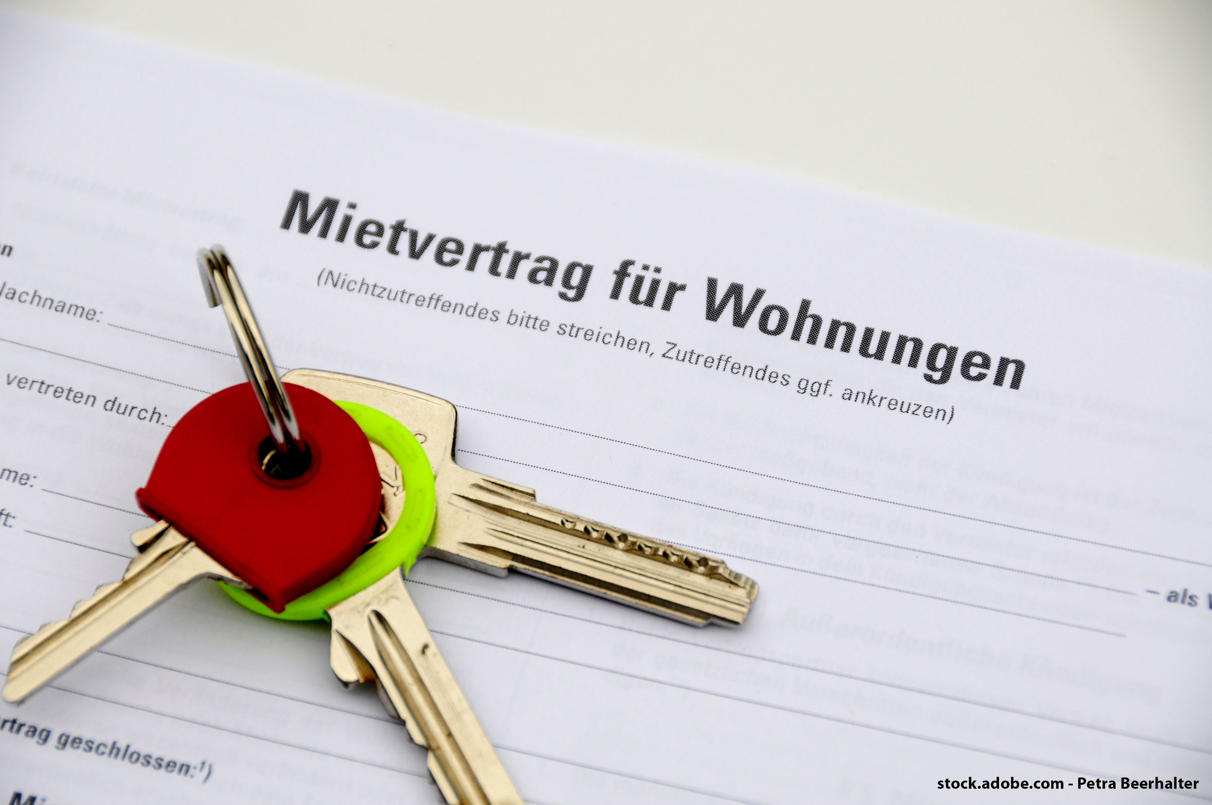 Des clés sur un contrat de location d'un logement écrit en allemand