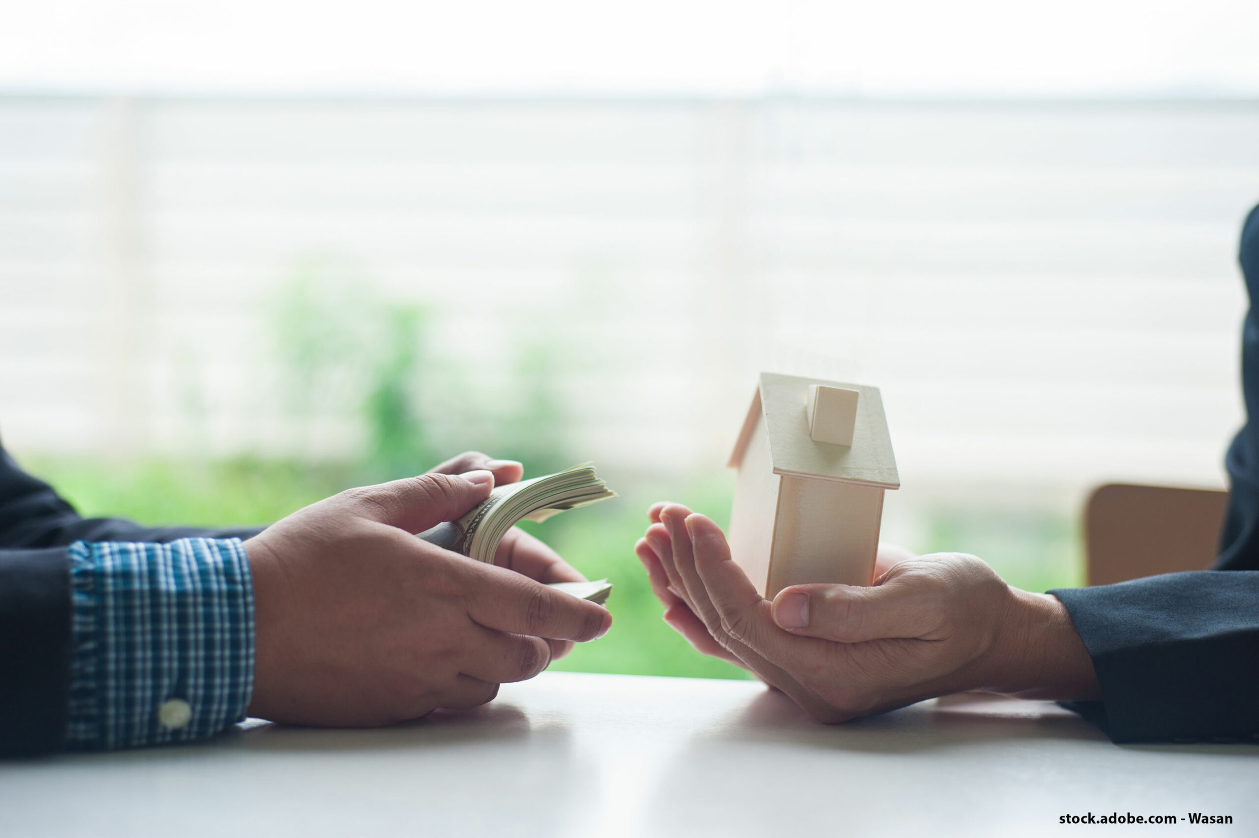Deux mains se font face. L'une représente le locataire avec des billets et l'autre le propriétaire avec une maison miniature
