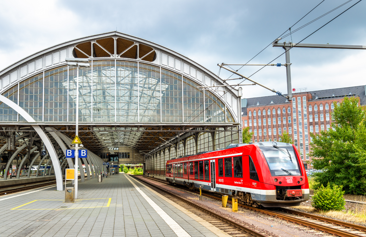 Un train régional rouge allemand quitte une gare en Allemagne
