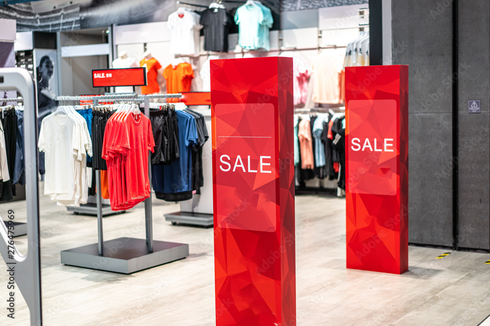 Des panneaux qui annoncent la période des soldes sont disposés dans un magasin en Allemagne