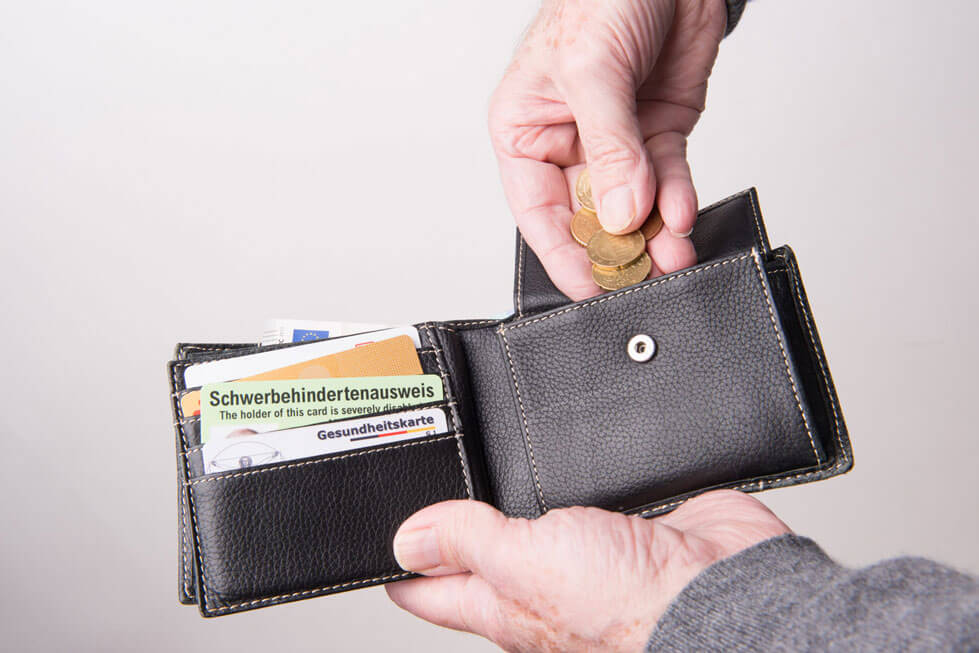 In einem geöffneten Portemonnaie ist ein Schwerbehindertenausweis zu sehen