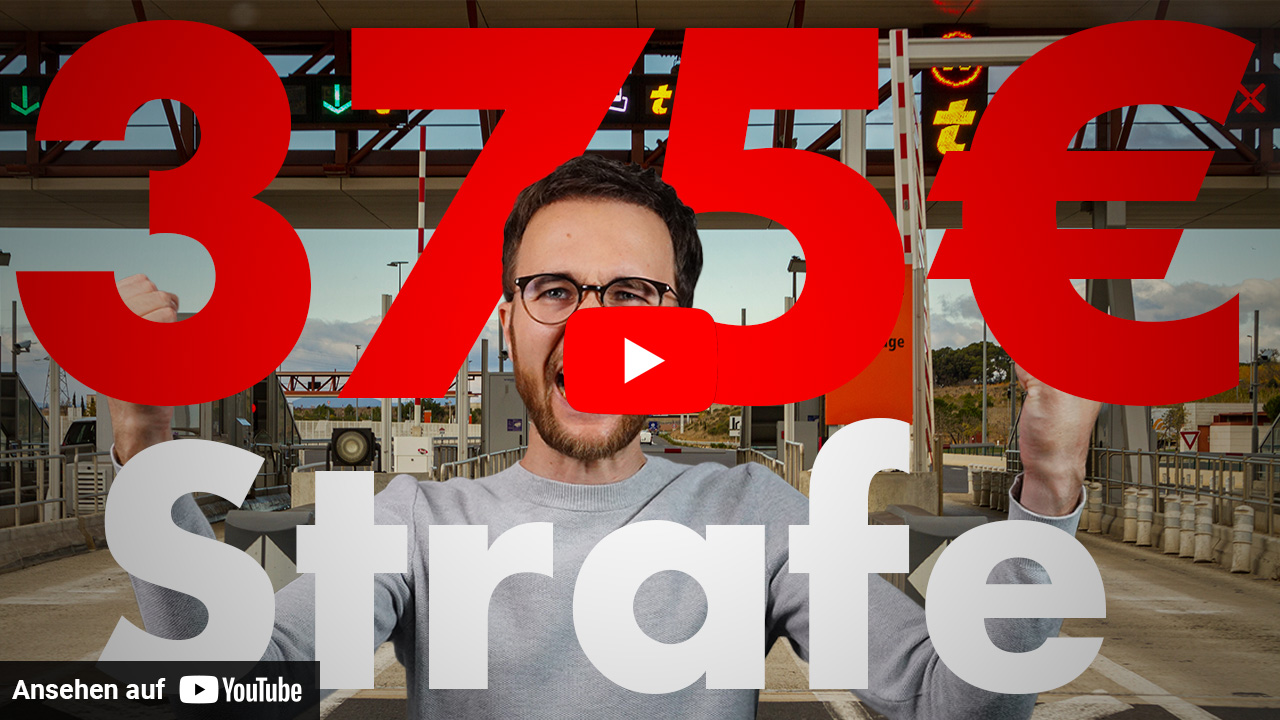 Vor dem Hintergrund einer französischen Mautstation steht eine schreiende Person, überlagert vom Schriftzug 