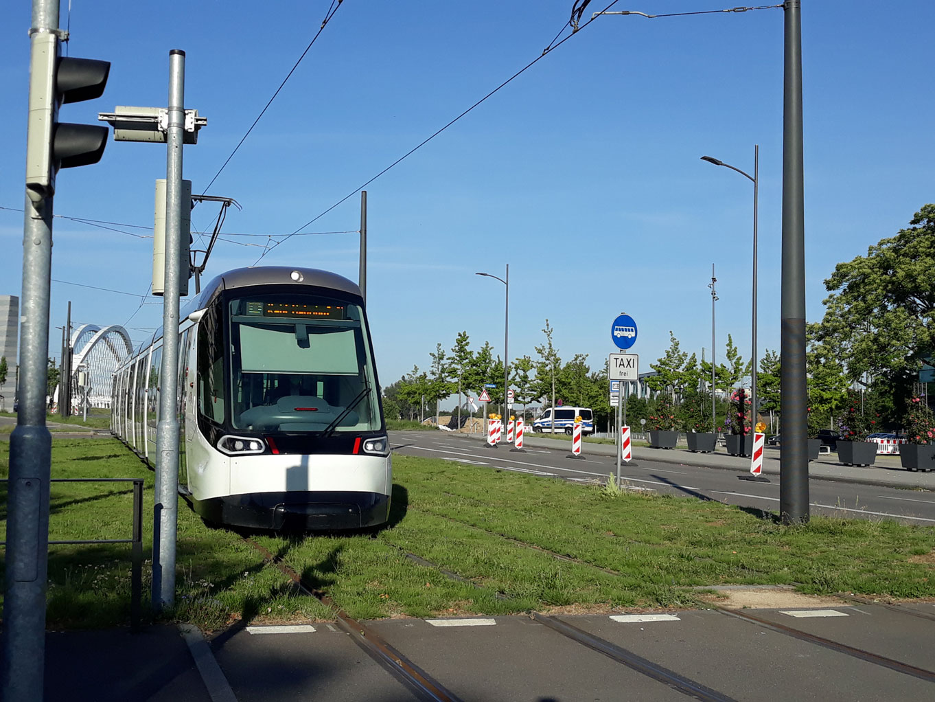Un tram de la ligne D de la CTS vient de traverser le pont entre Strasbourg et Kehl et arrive en Allemagne. Son accès est inégal pour les personnes en situation de handicap.