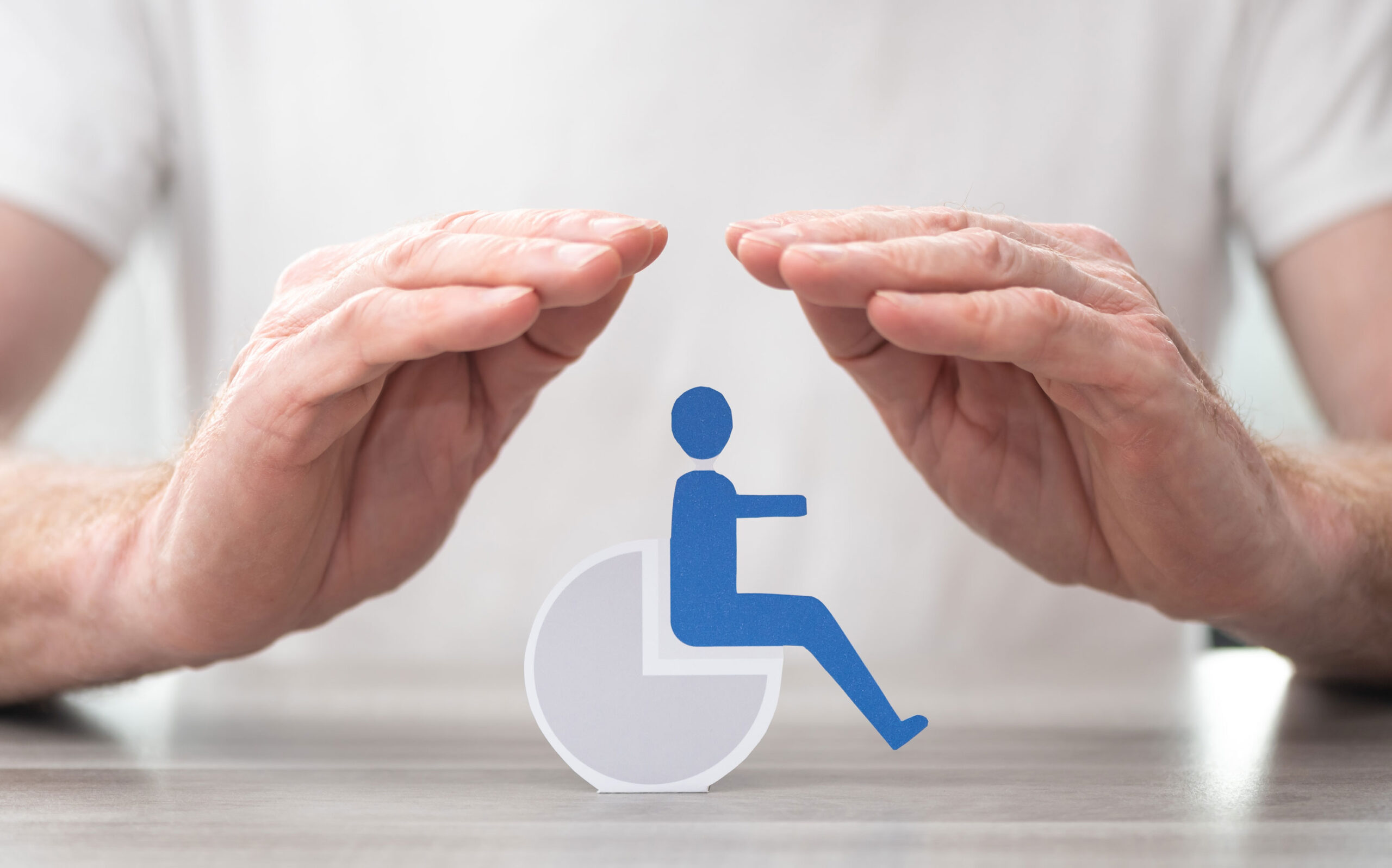 Illustration avec une personne qui recouvre avec ses mains une icône handicap