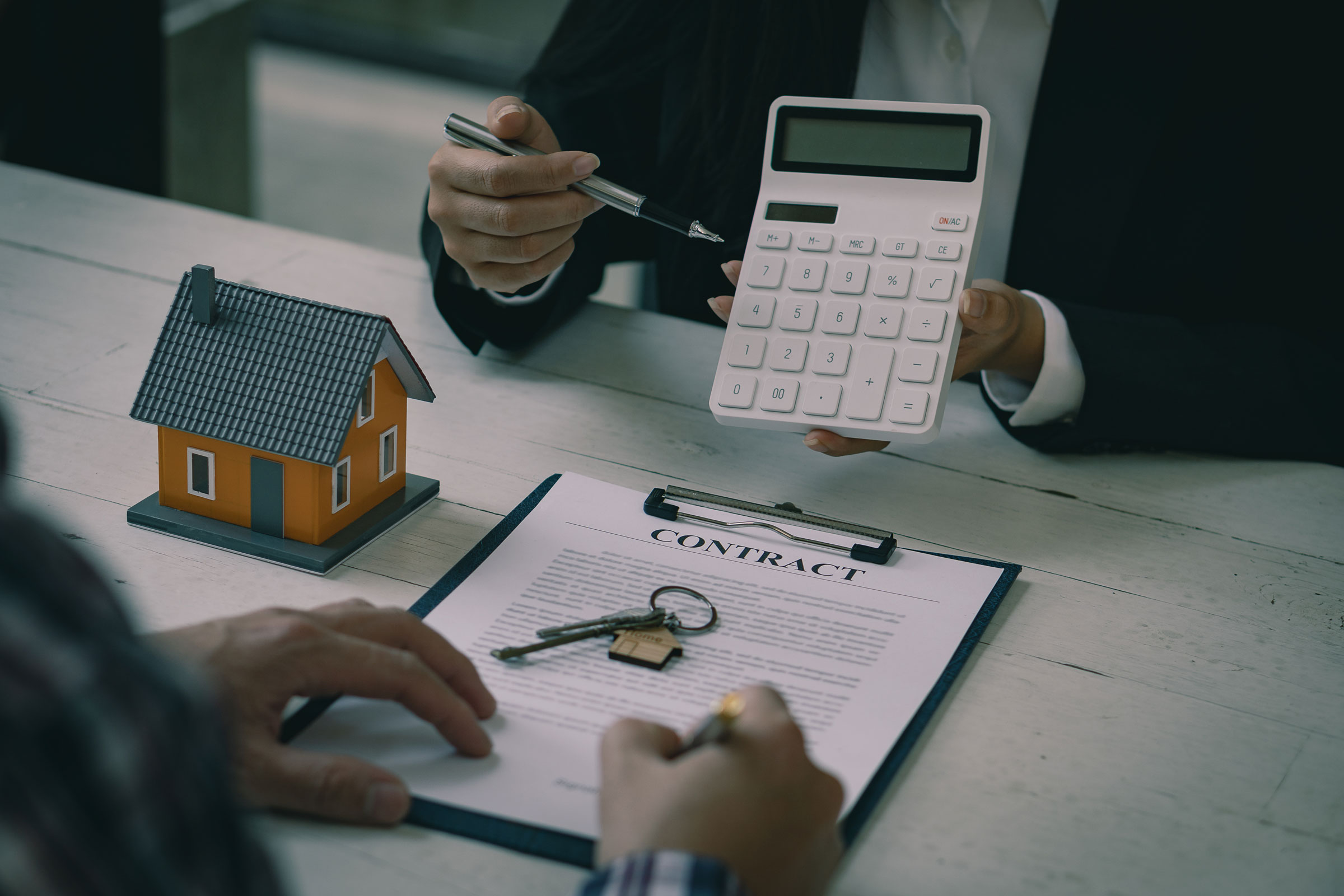 Un banquier propose un contrat pour accorder un crédit immobilier à un client qui souhaite acheter un logement.