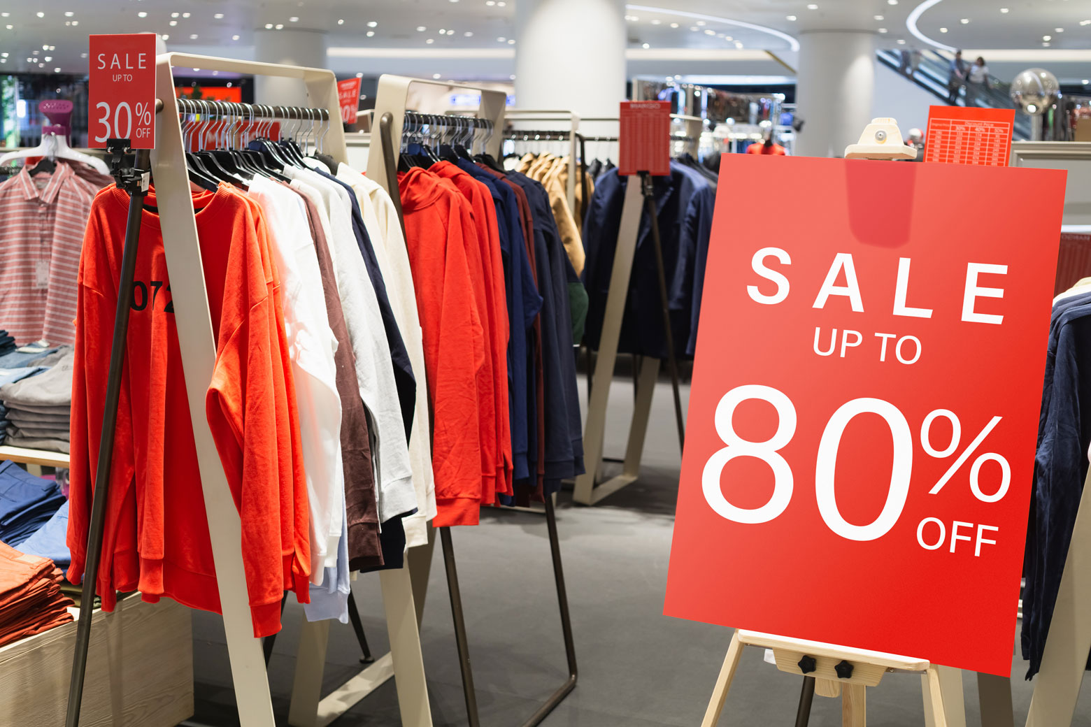 Des panneaux qui annoncent la période des soldes sont disposés dans un magasin en Allemagne
