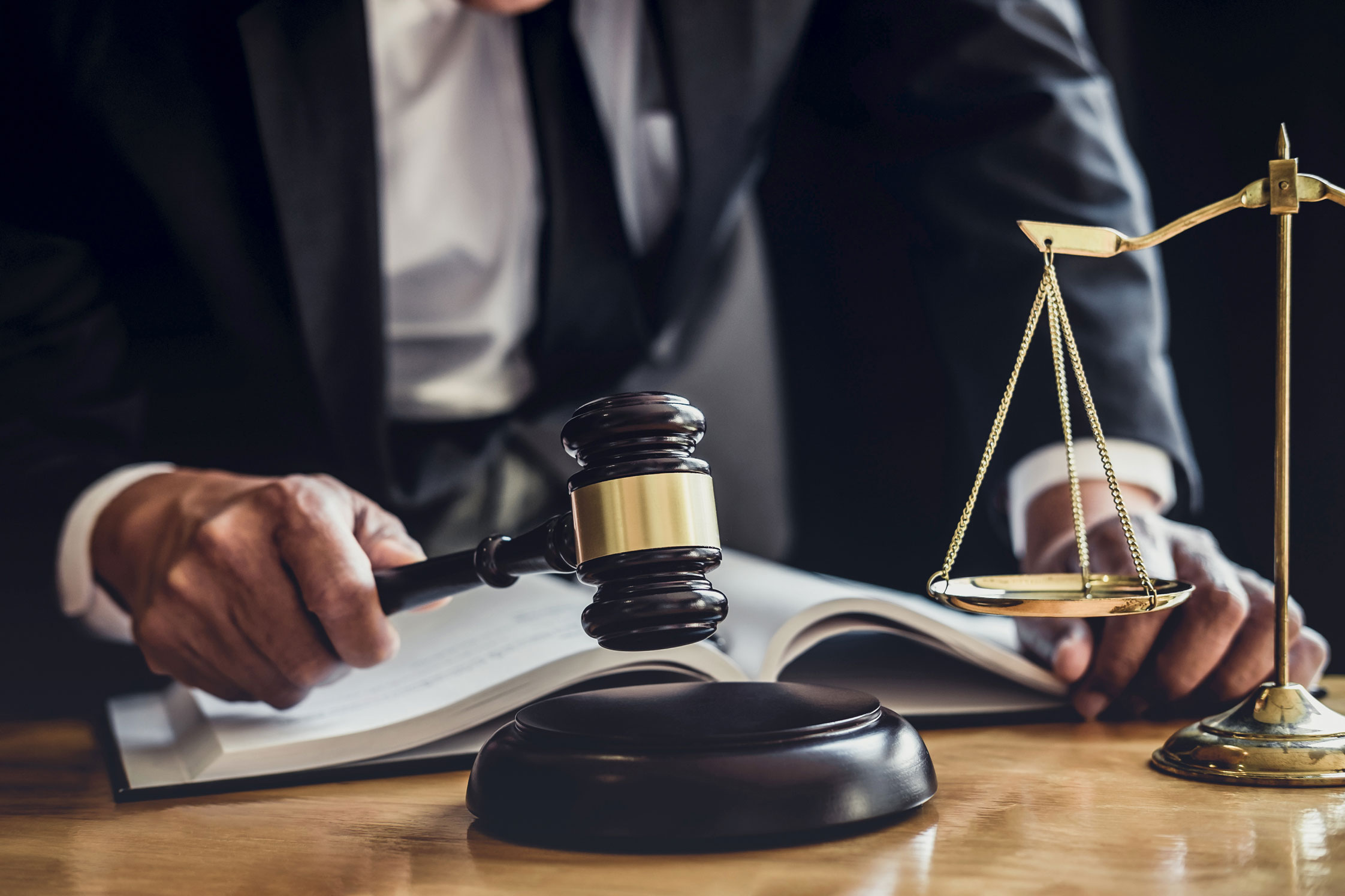 Un juge s'apprête à utiliser son marteau pour rendre sa décision. Illustration pour l'exécution d'une décision de justice.