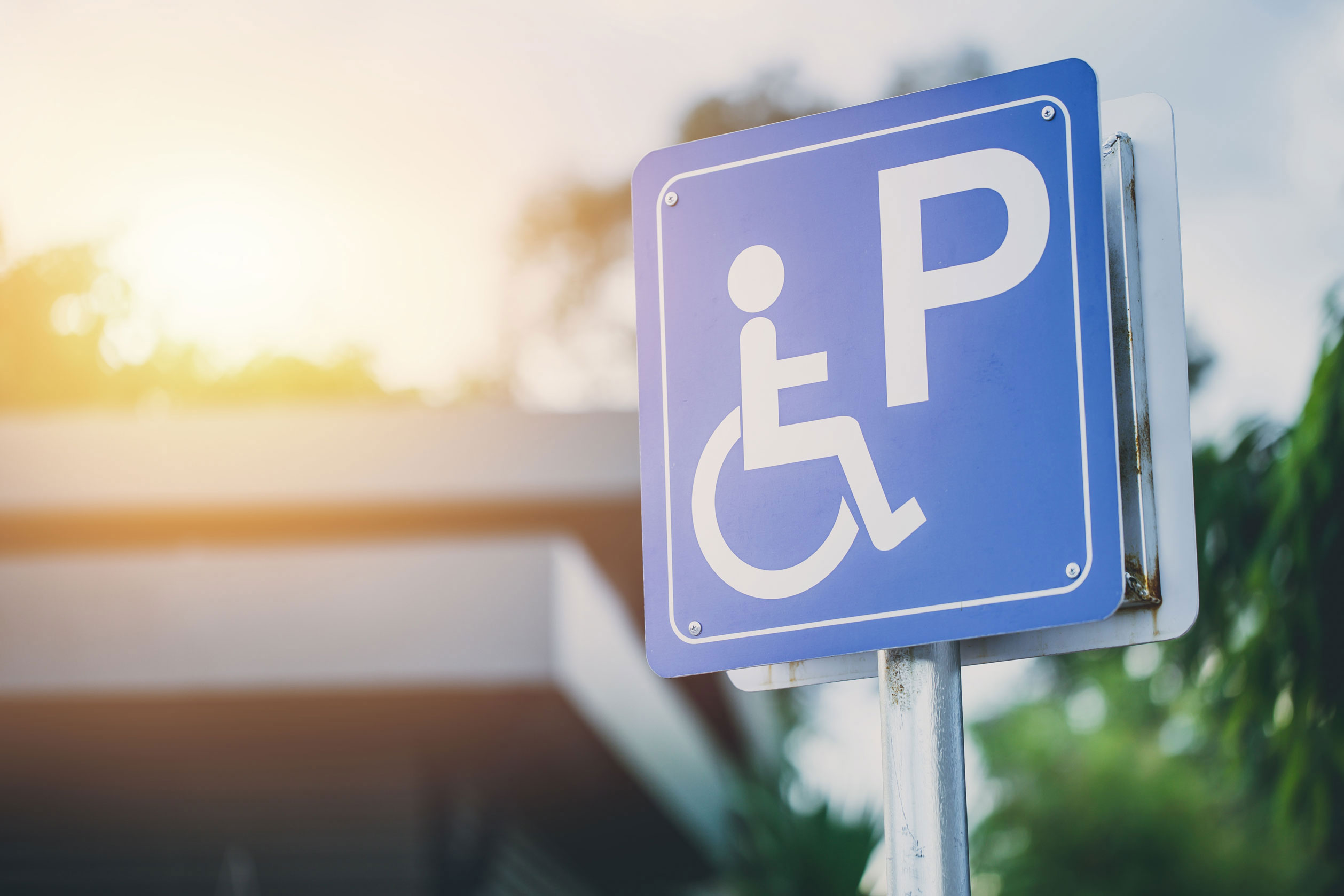Un panneau de signalisation qui annonce que la place de stationnement est réservée aux personnes en situation de handicap
