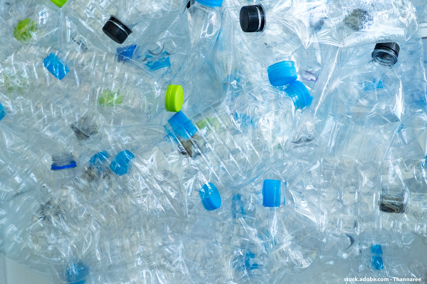 Un tas de bouteilles en plastique avec les bouchons