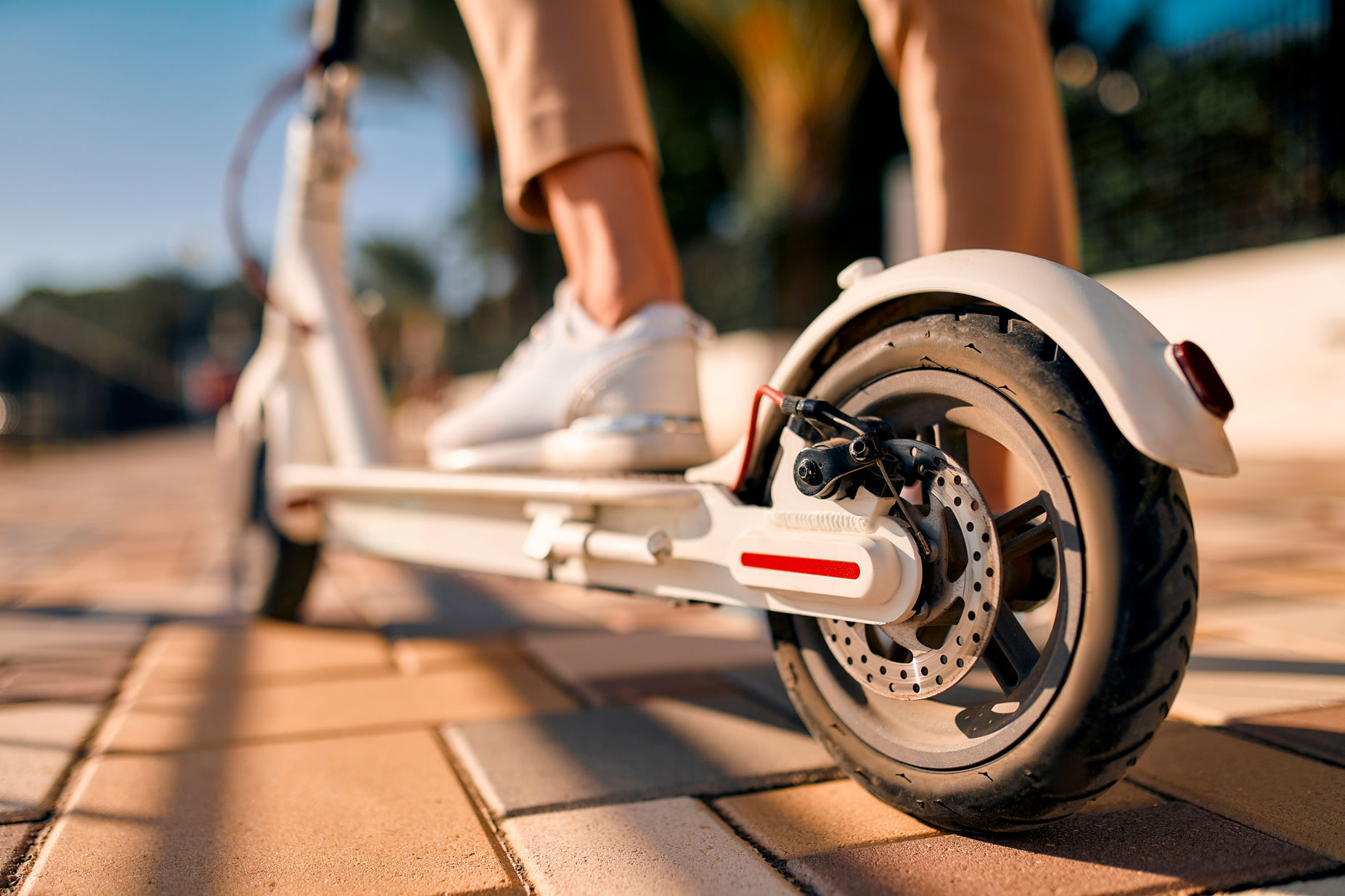 Une personne circule en ville sur une trottinette électrique