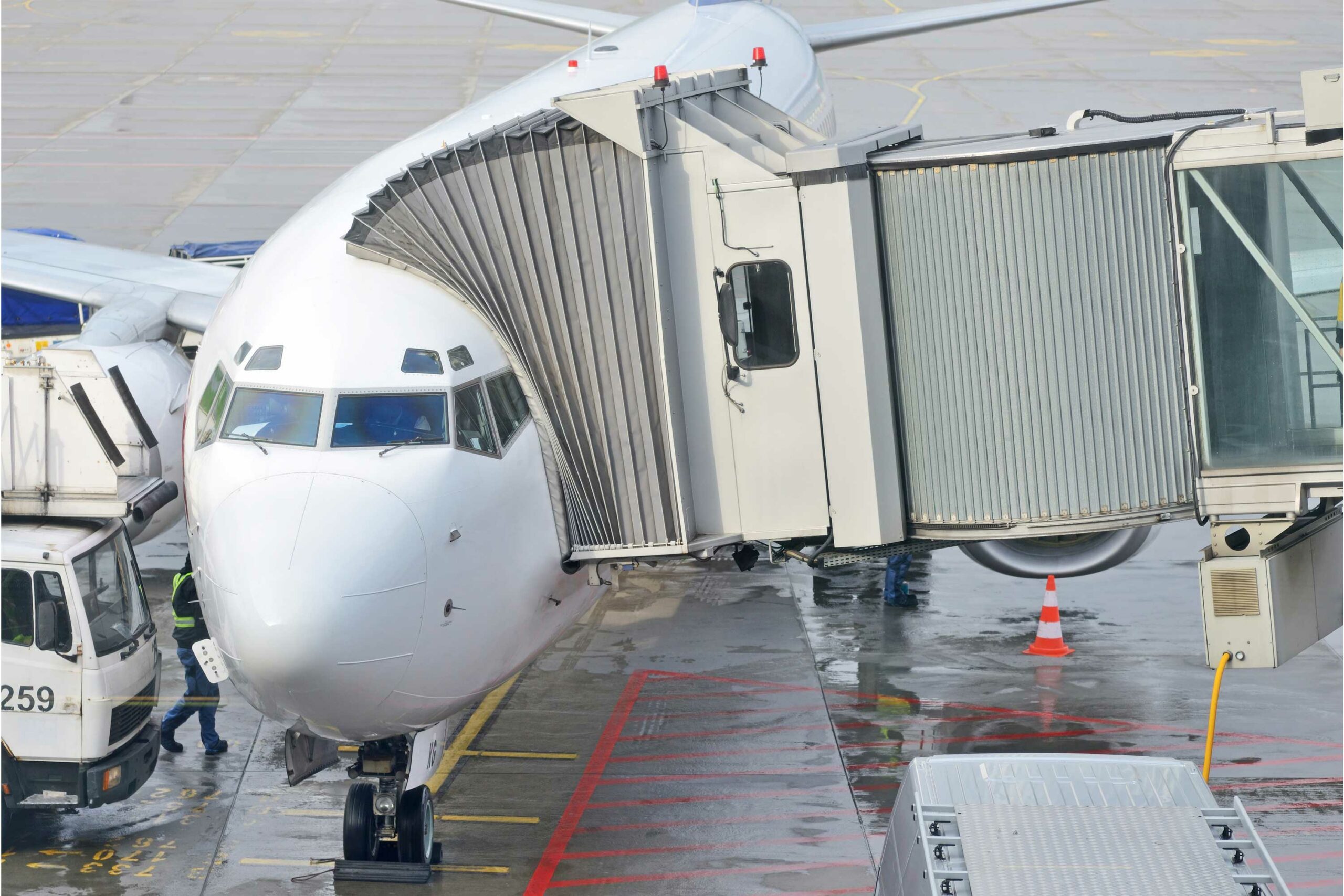 Un avion est sur le tarmac d'un aéroport juste avant le décollage ou après l'atterrissage