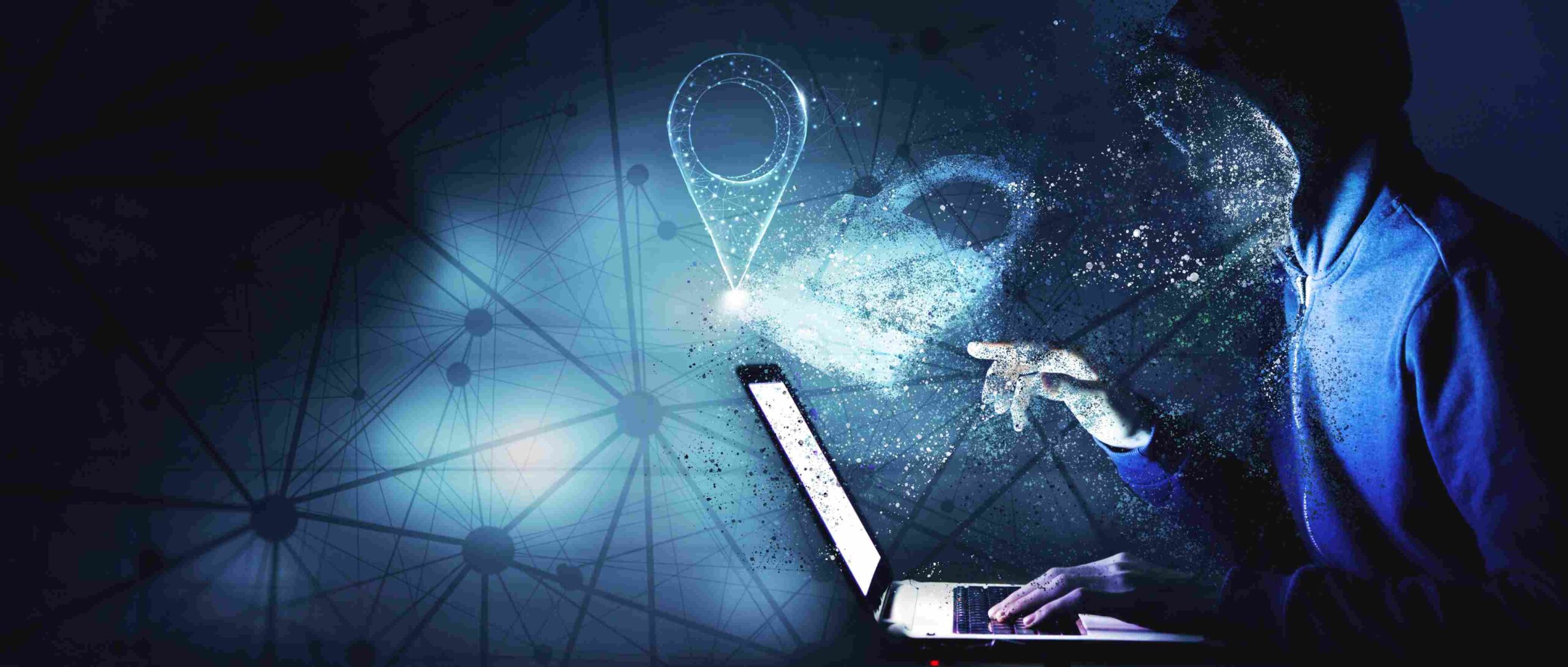 Symbolbild Cyberkriminalität: Eine Person mit Hoodie sitz vor einem Laptop. Das Gesicht ist unkenntlich.