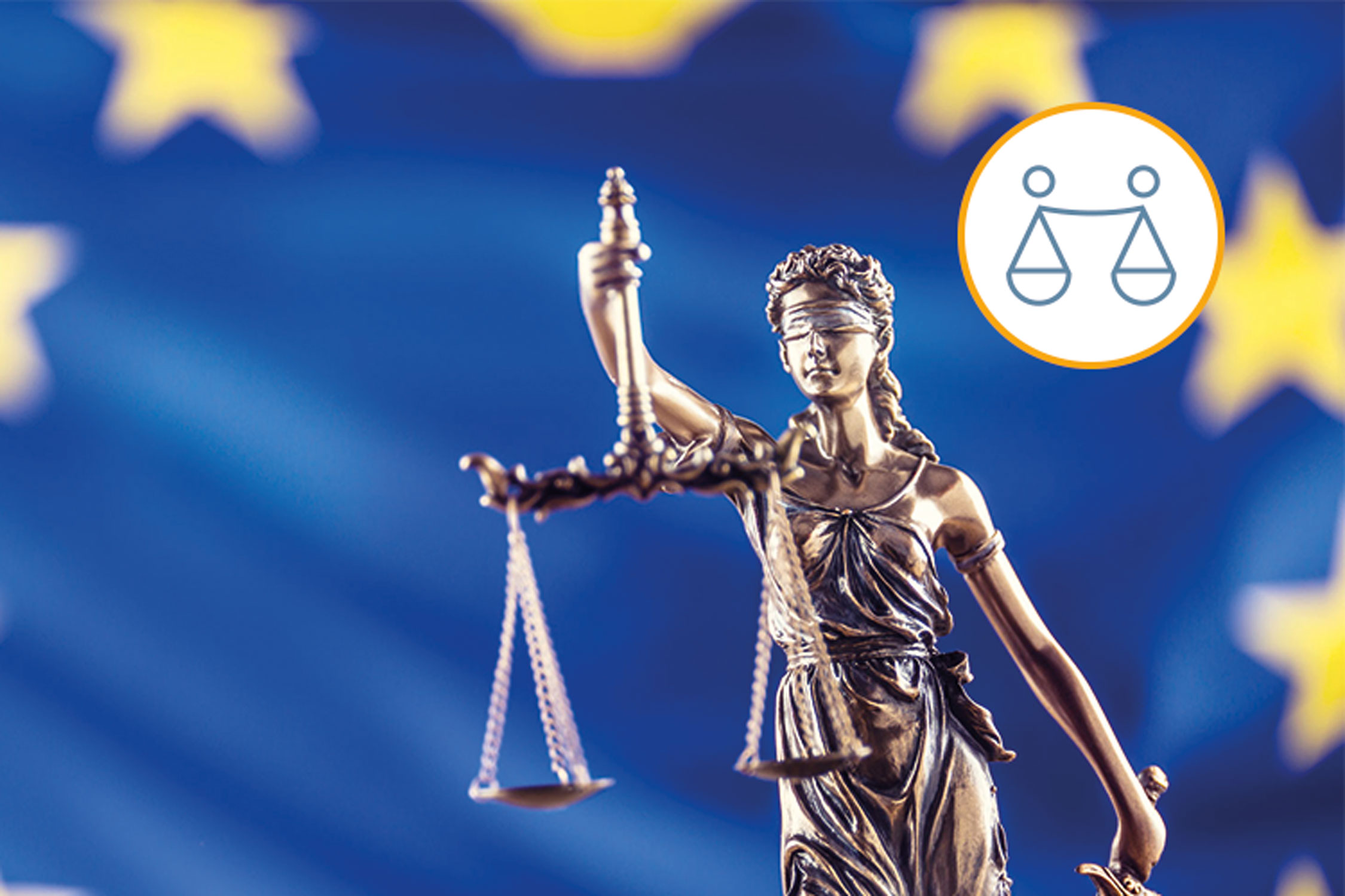 Eine Statue der Justitia vor einer Europaflagge