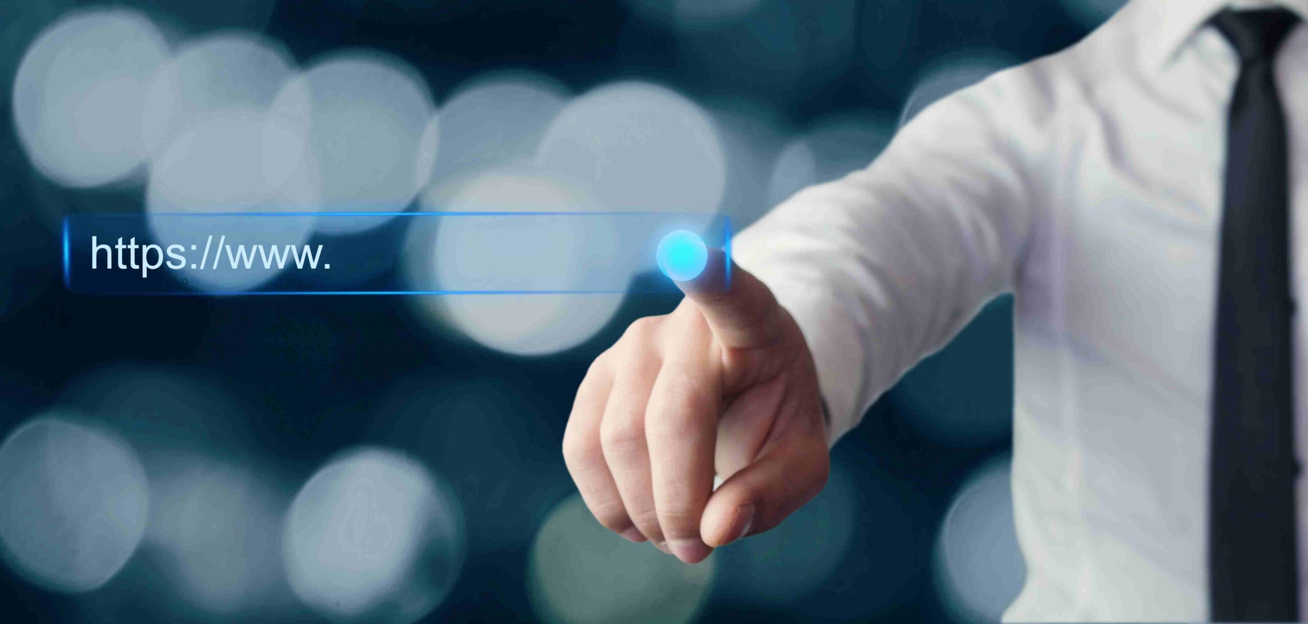 Symbolbild Internetauftritt: Eine Person mit Hemd und Krawatte tippt mit dem Finger auf die Schrift 