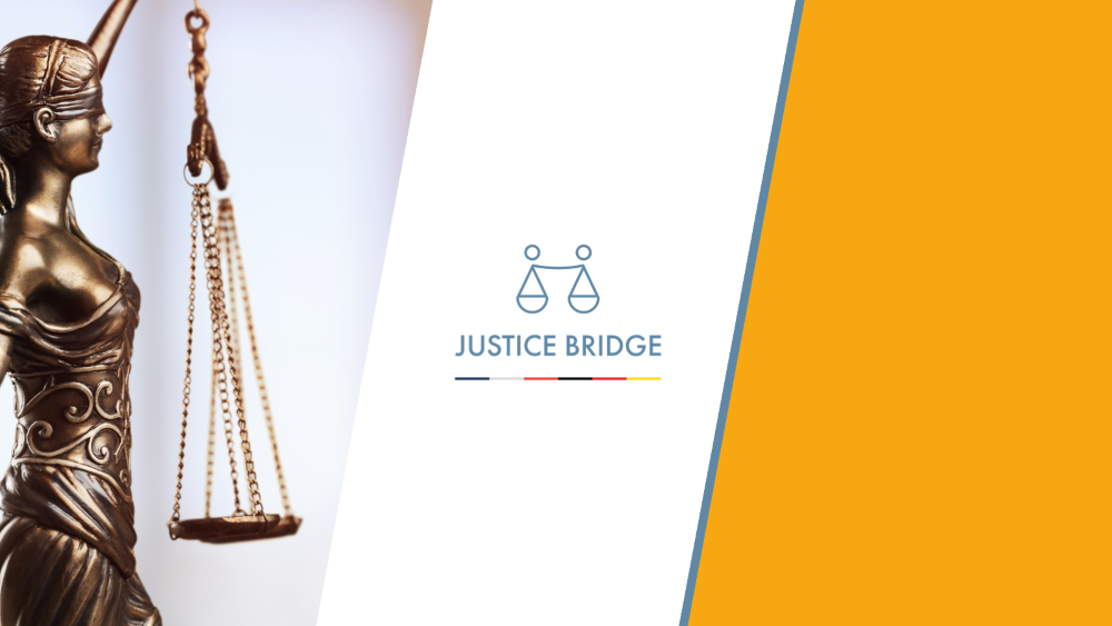Das Logo des Projekts Justice Bridge neben einem Bild der Justitia