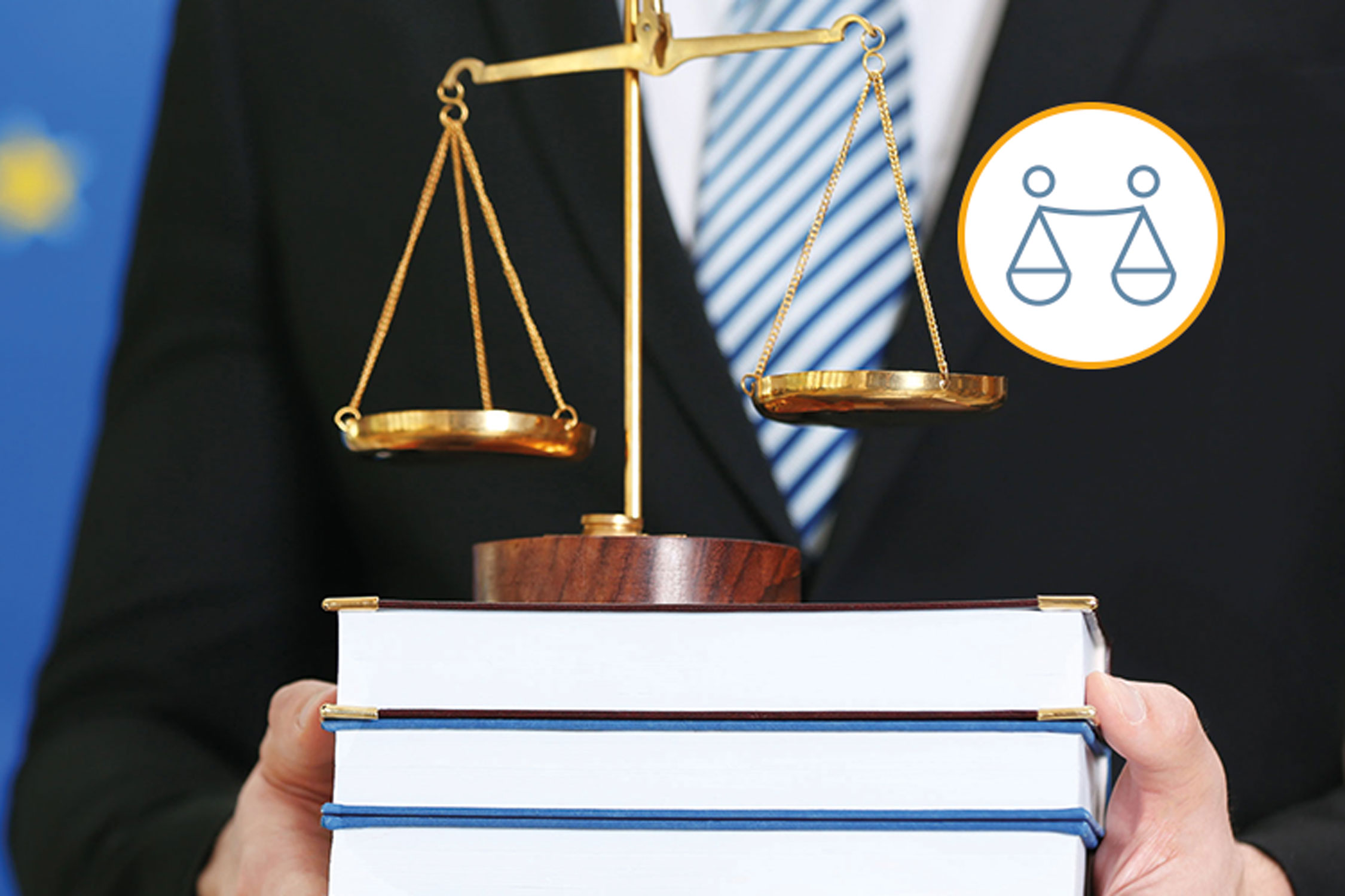 Eine Person in Anzug und Krawatte trägt einen Stapel Bücher und darauf eine Waage als Symbol der Justiz.