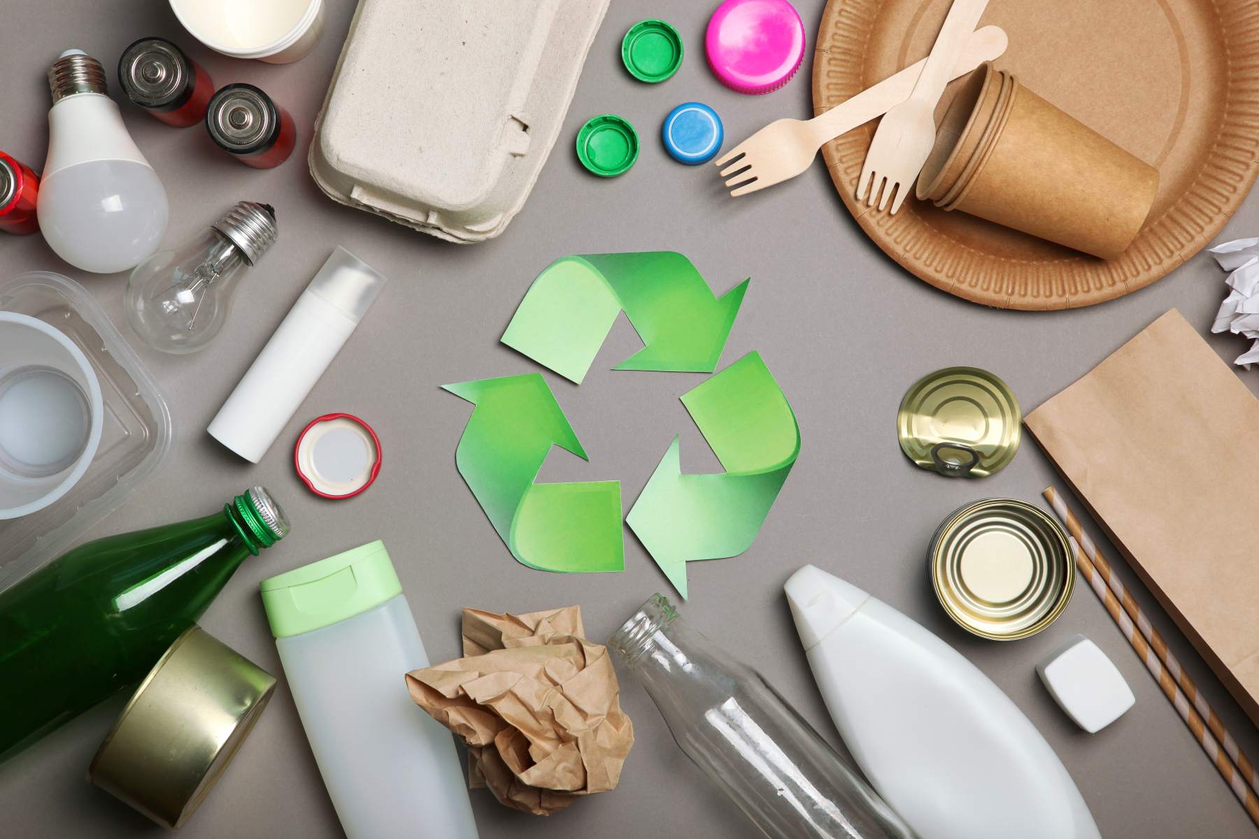 Gegenstände aus Plastik und Glas sowie Pappe liegen nebeneinander.