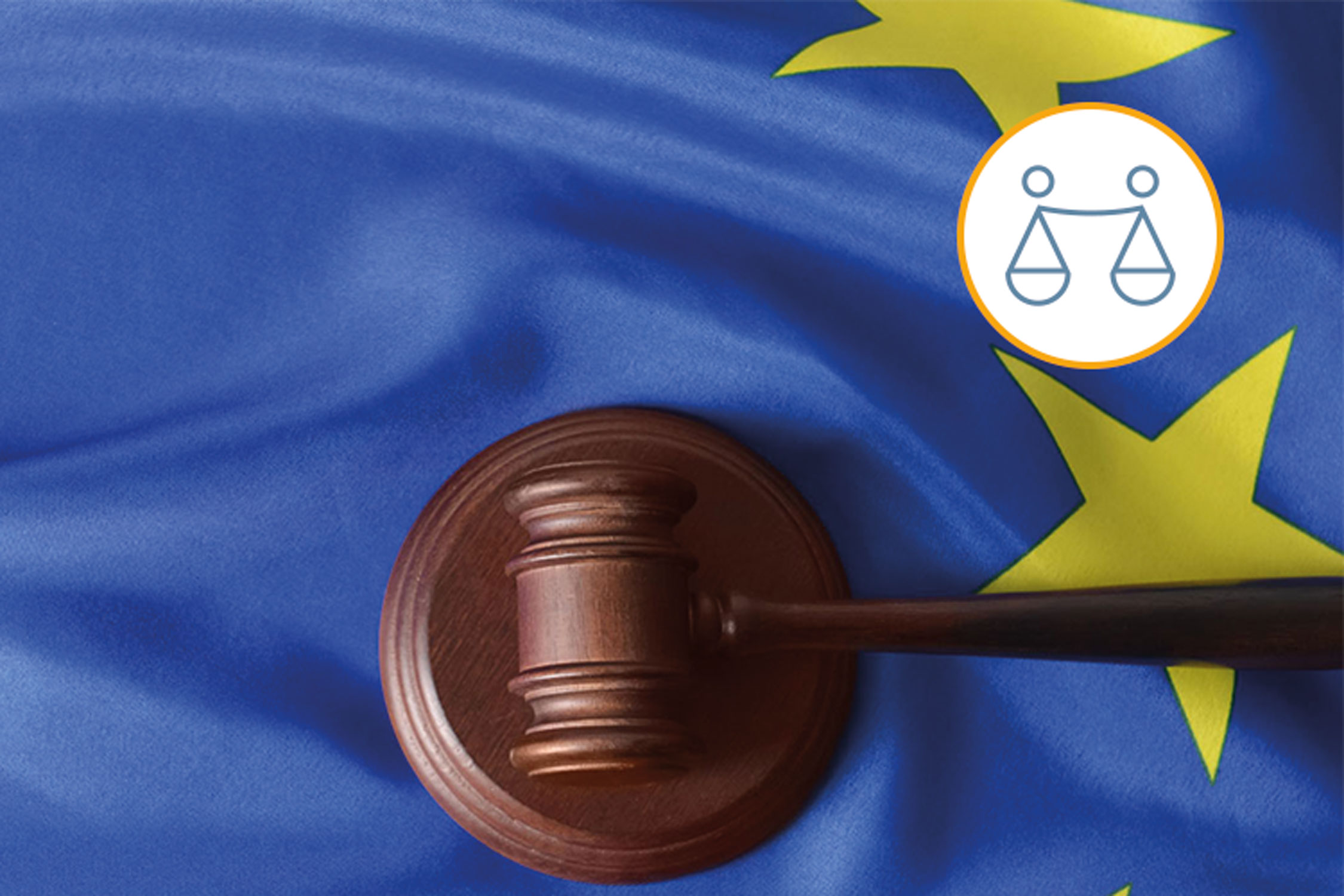 Ein Hammer als Symbol der Justiz liegt auf einer Europaflagge.