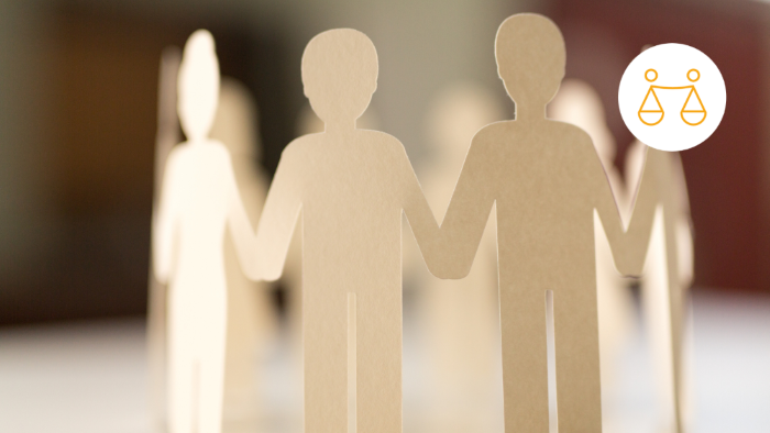 Kleine Scherenschnittmännchen aus Papier formen einen Kreis.