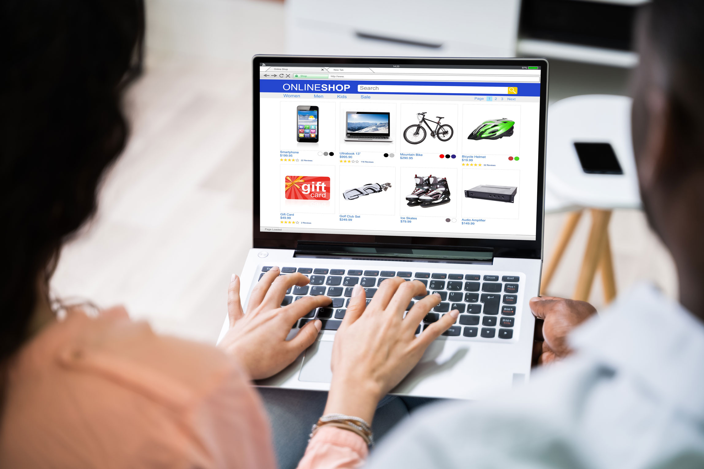 Deux personnes sont devant un ordinateur portable sur un site permettant de faire des achats en ligne en Europe