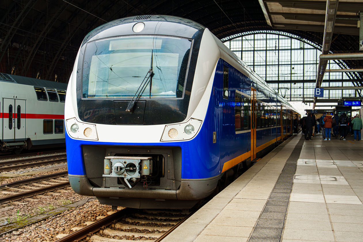 Un train régional accessible, accessible avec le Deutschlandticket, est arrivé à quai dans une gare.