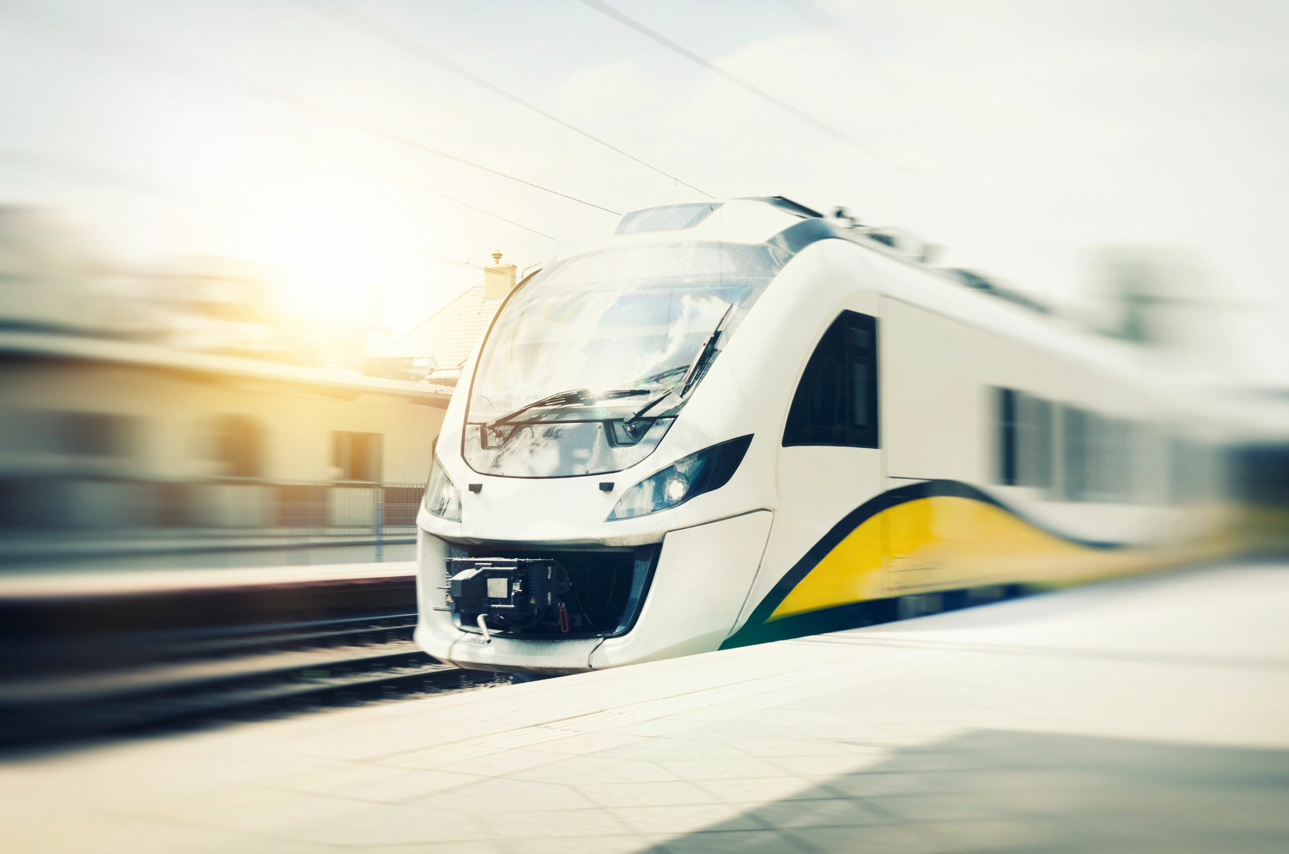 Un train régional quitte le quai d'une gare en Allemagne