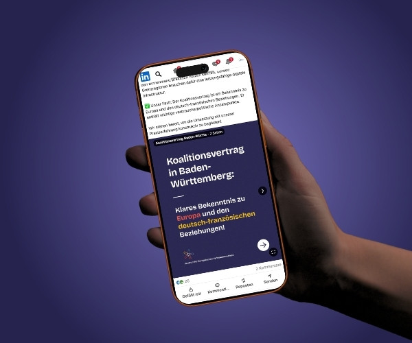 Auf einem Smartphone-Bildschirm ist ein LinkedIn-Post zum Koalitionsvertrag 2026 in Baden-Württemberg zu sehen.