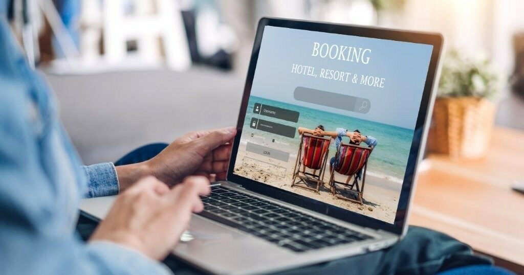 Eine Frau sucht am Laptop nach einer Reise.