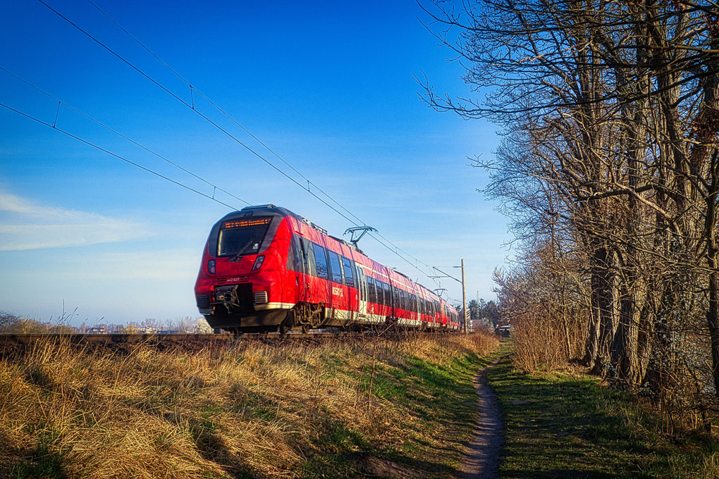 Un train régional rouge allemand quitte une gare en Allemagne