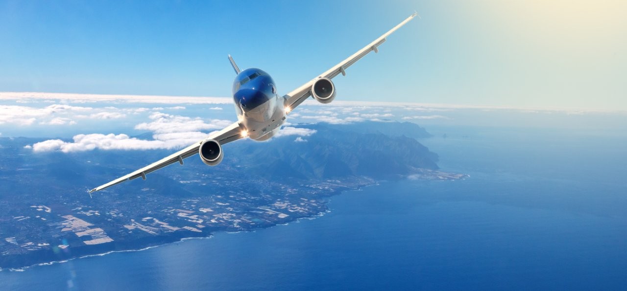 Ein Flugzeug hebt ab