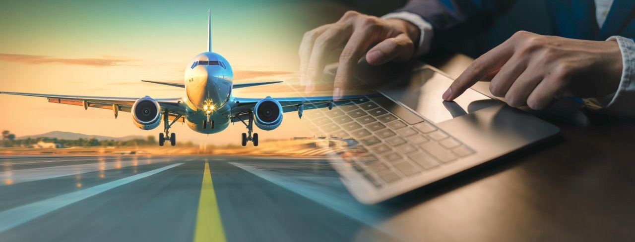 Flugzeug beim Start und Mann mit Laptop