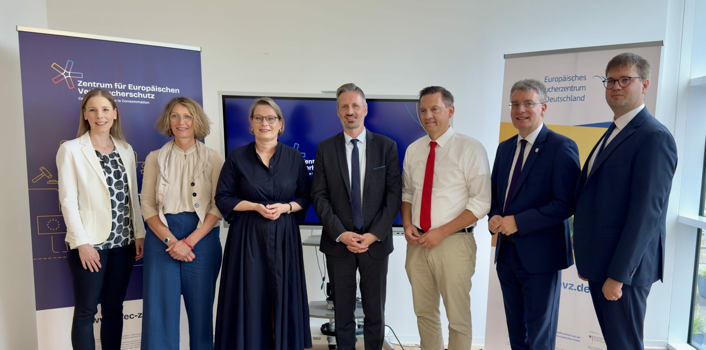 Gruppenfoto des Besuchs der Bundesministerin Dr. Stefanie Hubig beim ZEV