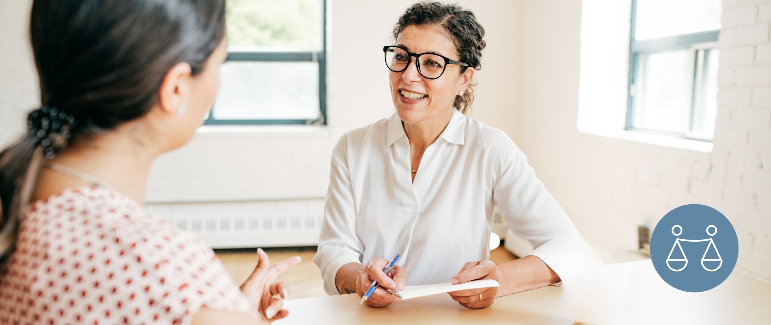 Juriste en consultation avec une justiciable