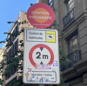 Un panneau de ZBE à Barcelone