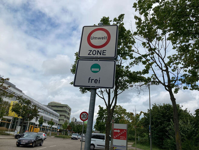 Un panneau portant la mention Umweltzone signale l'entrée d'une zone environnementale en Allemagne. La vignette écologique verte y est obligatoire.